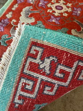 Load image into Gallery viewer, Li Hua, Chinese scatter rug, 2&#39;1 x 3&#39;11
