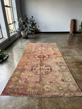 Load image into Gallery viewer, Defne, vintage Turkish rug, 4&#39;7 x 9&#39;6
