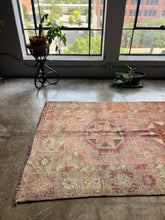 Load image into Gallery viewer, Defne, vintage Turkish rug, 4&#39;7 x 9&#39;6
