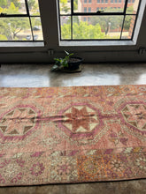 Load image into Gallery viewer, Defne, vintage Turkish rug, 4&#39;7 x 9&#39;6
