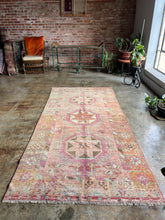 Load image into Gallery viewer, Defne, vintage Turkish rug, 4&#39;7 x 9&#39;6
