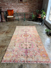 Load image into Gallery viewer, Defne, vintage Turkish rug, 4&#39;7 x 9&#39;6
