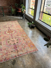 Load image into Gallery viewer, Defne, vintage Turkish rug, 4&#39;7 x 9&#39;6
