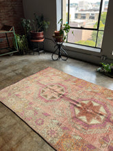 Load image into Gallery viewer, Defne, vintage Turkish rug, 4&#39;7 x 9&#39;6
