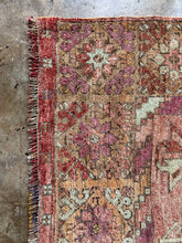 Load image into Gallery viewer, Defne, vintage Turkish rug, 4&#39;7 x 9&#39;6
