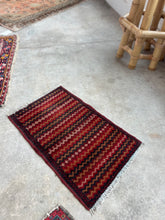 Load image into Gallery viewer, Turkish scatter rug, 1’4 x 2’3
